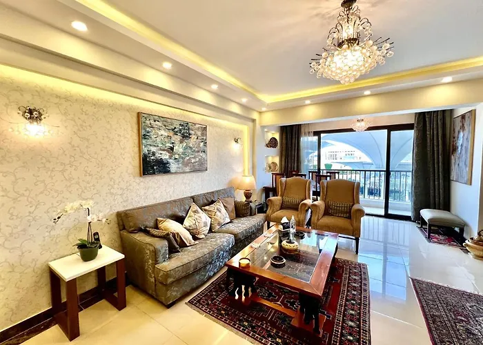 Luxury Hotel Apartment With Pools In Front Auc